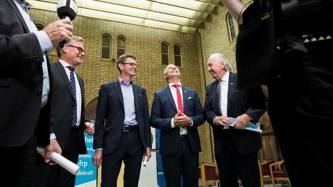 Budsjettenige for åttende gang. Hans Andreas Limi (Frp), Terje Breivik (V), Hans Olav Syversen (KrF) og Svein Flåtten (H) presenterer avtalen om revidert nasjonalbudsjett i Stortinget.