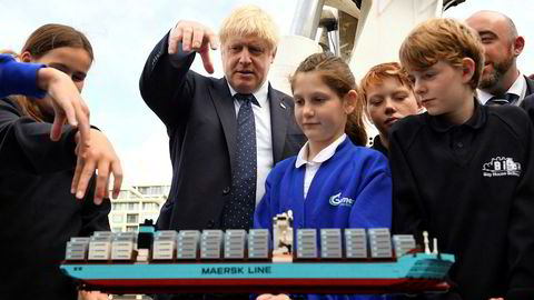 Statsminister Boris Johnson har på kort tid mistet mye av makten til parlamentet, og dermed vurderes risikoen for en hard brexit som mindre. Her på en tilstelning ved Themsen i London for skoleelever denne uken.