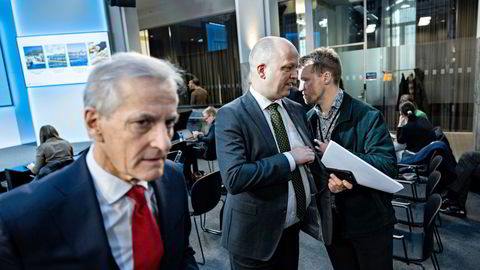 Statsminister Jonas Gahr Støre (til venstre) og finansminister Trygve Slagsvold Vedum på dagens pressekonferanse i Marmorhallen i Kongens gate. Finansministeren konfererer med sin statssekretær Lars Vangen (til høyre).