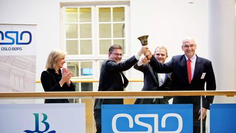 DOMINERER BØRSEN. Nicholas Gleeson (fra høyre), Lars Pedersen og Andrew Hoare i BW LPG registrerte selskapet på Oslo Børs i 2013. Børsdirektør Bente Landsnes til venstre. Foto: