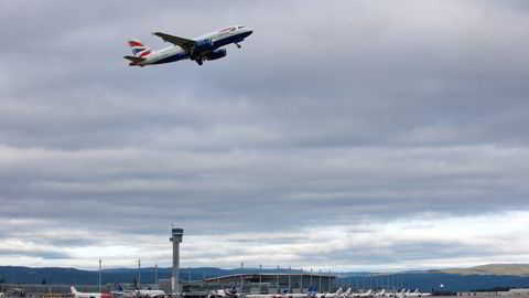 Flere høringsinstanser sier nei til ny rullebane på  på Oslo lufthavn Gardermoen. Bildet viser et fly fra British Airways som nettopp har tatt av fra østre rullebane.  Foto: Paul Kleiven /