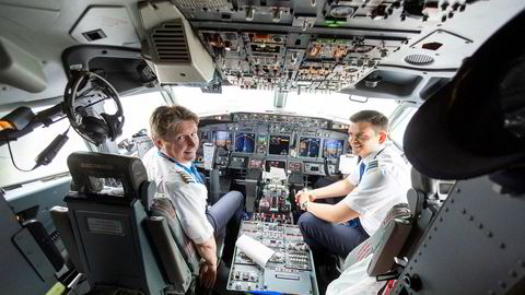 SAS-kaptein Dagfinn Andersen (fra venstre) er glad for flere unge kolleger i cockpiten og flyr til Stockholm med 27-årige David Røttingen. De neste årene skal selskapet ansette inntil 100 nye piloter årlig og det senker kostnadene.