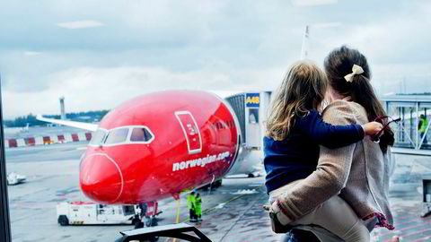Et av Norwegians langdistansefly, Boeing 787 Dreamliner, på Oslo Lufthavn Gardermoen. Veksten til selskapet avtar, men inntektsnivået er omtrent uendret i høysesongen, sammenlignet med i fjor.