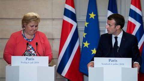 Den franske statsministeren Emmanuel Macron ser bort på Erna Solberg under en pressekonferanse i Paris fredag ettermiddag.