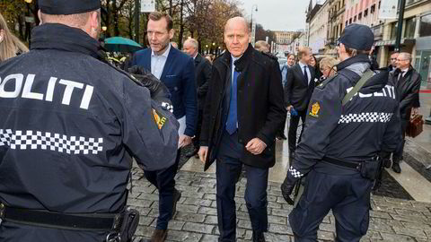 Konsernsjef Johan Dennelind i Telia og Telenors toppsjef Sigve Brekke ble stoppet ved politisperringer utenfor Grand Hotel, men slapp forbi etter å ha forklart at de var på vei for å møte statsminister Erna Solberg på hotellet.