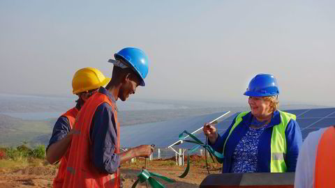 ÅPNER SOLKRAFTVERK I RWANDA. Erna Solberg åpner solkraftverket for test-produksjon sammen med Fabien Izabayo, en av arbeiderne på anlegget og en ungdom som har fått utdannelse på ASYV etter at han ble foreldreløs under folkemordet. Foto: Scatec