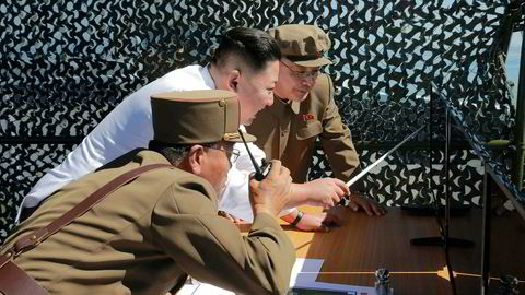 Nord-Korea med leder Kim Jung un har avfyrt to kortdistanse-missiler.
