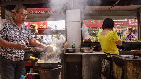 For hvor man enn går i en kinesisk by er man omringet av restauranter og flyttbare traller som selger alt fra kinesiske pannekaker og lammespyd til dumplings, friterte boller og en uendelig rekke med andre retter. Her fra Pingyao i Shanxi-provinsen. Foto: Privat