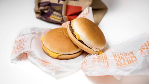 Salget av 10-kronersburgere har ført til dyp strid mellom McDonald's-kjeden og franchisetagere der det fremsettes påstander om fryktkultur.
