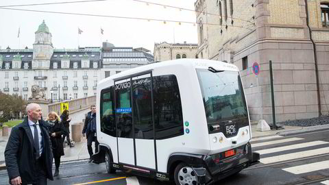 Selvkjørende busser kan snart bli en daglig realitet i Oslos gater. Her fraktes statsminister Erna Solberg (H) og leder i Arbeiderpartiet Jonas Gahr Støre i en selvkjørende buss til IKT-Norges årskonferanse i Oslo tidligere i år.