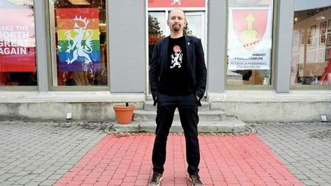 Kunstner Asmund Sveen arrangerer bussturer for å vise hvordan de rikeste bor