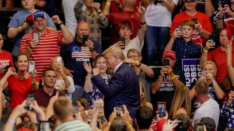 President Donald Trump er fortsatt populær hos den harde kjernen av velgere. Her fra et valgkampanje-arrangement i Cincinnati i Ohio torsdag.