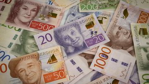 Svenskekronen handles onsdag nær det svakste nivået mot norske kroner på over ett år.