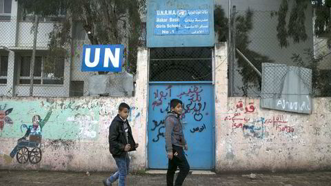 Israel og FN har hatt et komplisert forhold i 70 år, skriver artikkelforfatteren. I Askar-flyktningleieren på Vestbredden driver FN en skole for palestinske flyktninger.