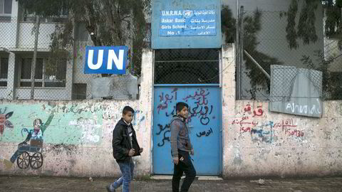 Israel og FN har hatt et komplisert forhold i 70 år, skriver artikkelforfatteren. I Askar-flyktningleieren på Vestbredden driver FN en skole for palestinske flyktninger.
