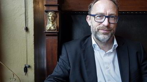 Blikk. Jimmy Wales ser i et sjeldent øyeblikk opp fra mobiltelefonen, som han stort sett har nesen plantet i