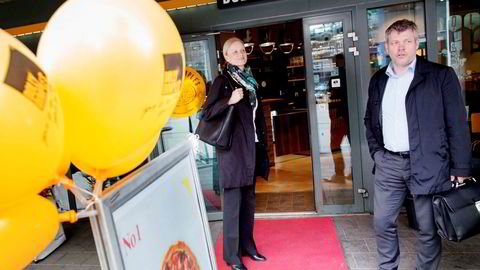 Fusjonsballongen sprakk for Dolly og Peppes. Her er toppsjefene i de to restaurantgrupperingene på tidspunktet da planene for pizzagiganten ble presentert - Marianne Ødegaard Ribe (fra venstre) i Norgesgruppen og Sverre Helno i Umoe restaurants.