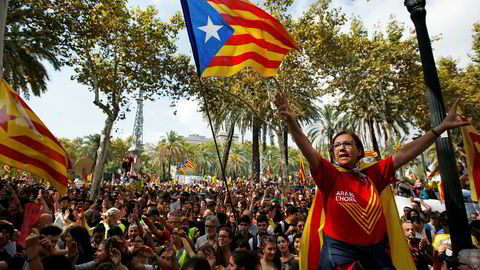 «Estelada», det katalanske flagget, vaier høyt under en demonstrasjon i Barcelona torsdag til støtte for løsrivelse.