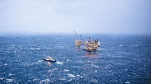 Oljeprisene faller videre mandag morgen. Her fra Nordsjøen. Illustrasjonsfoto: Gunnar Blöndal