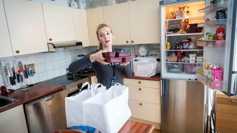Gjennom prosjektet Tid leverer Tine middager og melkeprodukter helt inn i kjøleskapet. Her er tidsvert Kristine Ildjarnstad hjemme hos et eldre ektepar på Røa.