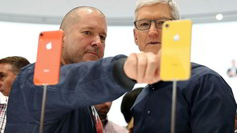 Apples sjefdesigner gjennom mange år, Jony (Jonathan) Ive (til venstre) slutter i selskapet. Her står han sammen med Apple-sjef Tim Cook.