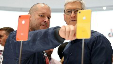 Apples sjefdesigner gjennom mange år, Jony (Jonathan) Ive (til venstre) slutter i selskapet. Her står han sammen med Apple-sjef Tim Cook.