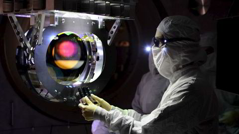 En tekniker på jobb i et observatorium for gravitasjonsbølger. Foto: Reuters / NTB scanpix