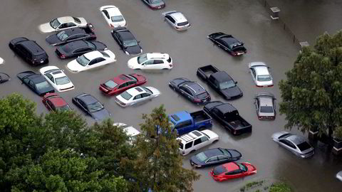 Eksperter anslår at mellom 500.000 og én million biler i Texas er ødelagt av ekstremværet Harvey.