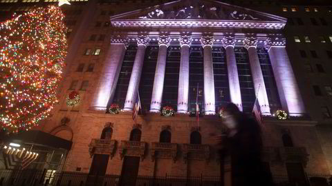 Fredag stiger de to toneangivende indeksene på New York-børsen. Bildet er fra julaften i år. Foto: Carlo Allegri/REUTERS/NTB SCANPIX