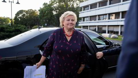 Statsminister Erna Solberg ved NRK-huset på Marienlyst før partilederutspørringen onsdag kveld. Hun har ark i hendene, men det var ikke løsningen på bompengekrisen i regjeringen.
