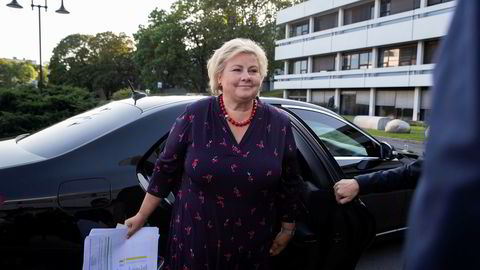 Statsminister Erna Solberg ved NRK-huset på Marienlyst før partilederutspørringen onsdag kveld. Hun har ark i hendene, men det var ikke løsningen på bompengekrisen i regjeringen.