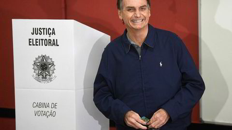 En smilende og selvsikker Jair Bolsonaro etter å ha avlagt sion stemme søndag.