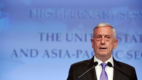 USAs forsvarsminister Jim Mattis på talerstolen under konferansen Shangri-la i Singapore.