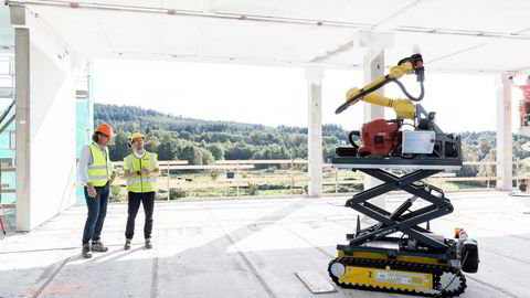 Utviklingsleder Gunnar Skeie (til venstre) i Kruse Smith Entreprenør sammen med Konrad Fagertun, sjef for forretnings­utvikling i Nlink. Roboten Drilly II driller hull i taket. Foto: Tommy Ellingsen