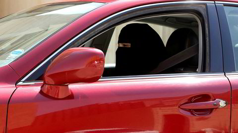 Kvinner får omsider lov til å kjøre bil i Saudi-Arabia. Bildet viser en kvinne som kjører bil i hovedstaden Riyadh i 2013.