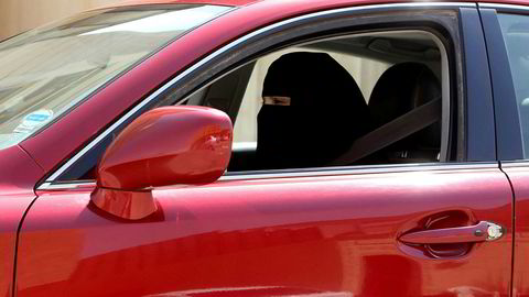 Kvinner får omsider lov til å kjøre bil i Saudi-Arabia. Bildet viser en kvinne som kjører bil i hovedstaden Riyadh i 2013.