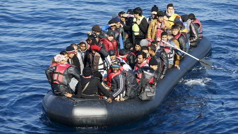 8. november, 2015: Flyktninger i en lettbåt på vei til den greske øya Lesbos fra Tyrkia. Foto: REUTERS/Umit Bektas