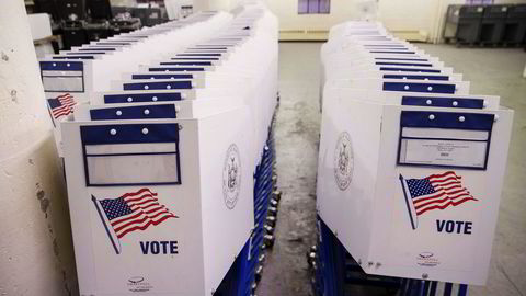 Presidentvalget i USA dominerer utviklingen på verdens børser. Stemmeboksene står klare på et lager i New York. Foto: Drew Angerer/Getty/AFP/NTB Scanpix