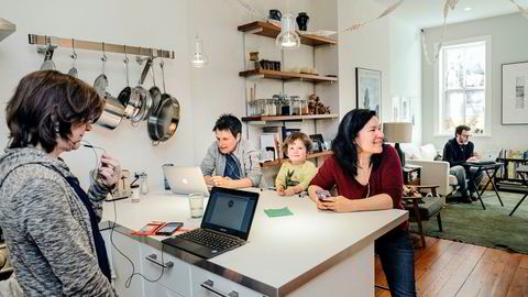 Hjemme hos jusprofessor Amy Sinden (nummer to fra venstre) og kona Branna Herpmann med datteren Ruby er det mobilisering for å få velgere til å stille opp i spesialvalget tirsdag. Også Diane Arnold (til venstre) og Zachary Lesser hjelper til med å ringe rundt.