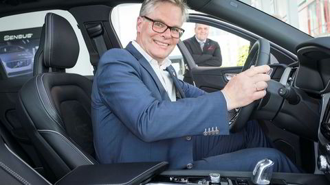 FrPs finanspolitiske talsmann Hans Andreas Limi setter seg inn i Volvos nyeste hybrid i XC60-serien. I bakgrunnen stortingsrepresentant og medlem av finanskomiteen Roy Steffensen.