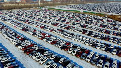 Kina produserer desidert flest personbiler i verden. Bildet viser nye biler som står parkert i byen Shenyang i Liaoning-provinsen.