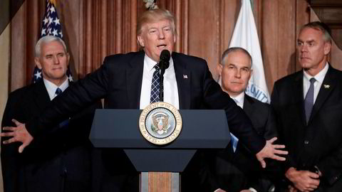 USAs president Donald Trump (i midten, foran) her avbildet sammen med visepresident Mike Pence (til venstre), klimasjef Scott Pruitt (andre fra høyre) og innenriksminister Ryan Zinke.