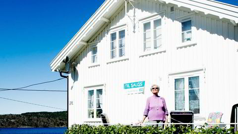 SLITER MED Å FÅ SOLGT. Ingen har lagt inn bud på prisantydning for Astrid Halvorsens hus i Kilsund utenfor Arendal. Nå håper hun at kommunens fjerning av boplikten øker interessen