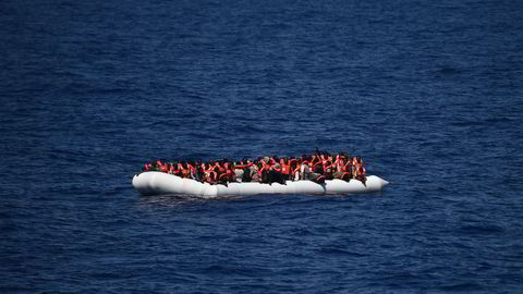 Avbildet er en båt med flyktninger som venter på å bli reddet utenfor den libyske kysten i Middelhavet. Stadig flere reiser til Europa uten mulighet for asyl, som europeiske myndigheter frykter vil føre til mer kriminalitet og sosial dumping. Foto: AFP PHOTO / GABRIEL BOUYS / NTB Scanpix