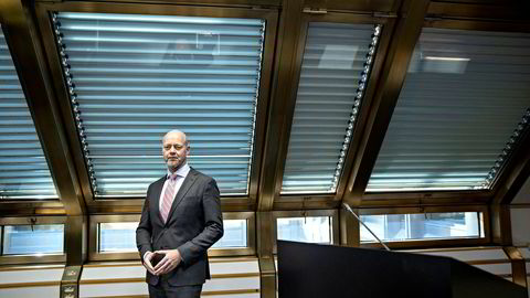 Yngve Slyngstad, administrerende direktør i NBIM (Norges Bank Investment Management), som forvalter Oljefondet, råder departementet til å dumpe Europa-aksjer og kjøpe seg opp i Nord-Amerika.
