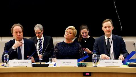 Siv Jensen i kontrollkomiteen torsdag flankert av sine menn i dress med blanke panner. Departementsråd Hans Henrik Scheel (tv) og ekspedisjonssjef Amund Holmsen.