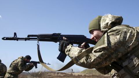Ukrainske regjeringssoldater deltar i en militærøvelse utenfor byen Zjytomyr. Ifølge Amnesty International har flere ukrainske soldater som var tatt til fange av separatister øst i landet, blitt drept. Foto: Reuters / NTB scanpix