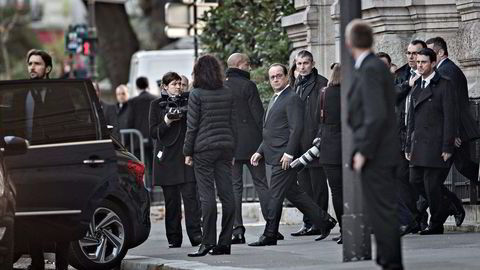 Foran sørgende studenter ba president François Hollande om ett minutts stillhet for å minnes alle de som har mistet livet i terrorangrepene som beskrives som de verste i Frankrike siden annen verdenskrig. Foto: Aleksander Nordahl