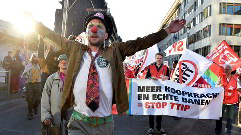 TTIP er svært viktig for å få fart på økonomien etter mange års krise, sier forfatteren. Her fra en demonstrasjon i Belgia mot TTIP. Foto: Eric Vidal/Reuters/NTB Scanpix