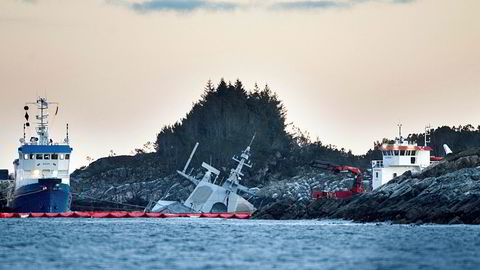 Den havarerte KNM «Helge Ingstad» under arbeidet med å fjerne drivstoff fra fregatteni fjor.